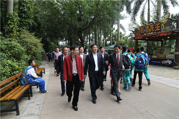 图为广州智汇专家团队陪同服务业主考察长隆野生动物世界