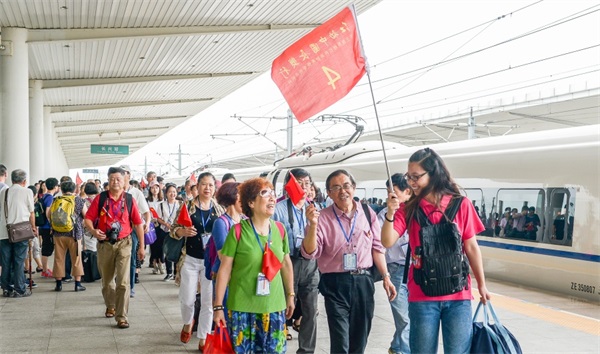 争夺银发客群 旅游企业急补老年游标准空白_旅游产业_旅游策划_旅游规划_广州智汇